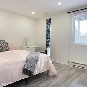 Guest house Cozy With Private Bath Near Don Mills Subway, Toronto